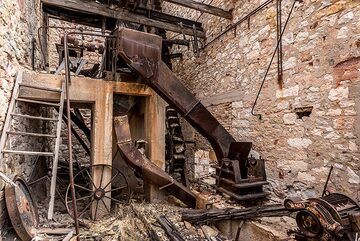 Siebmaschinen (?) und vertikaler Aufzug im unteren Mittelteil der Aufbereitungsanlage, wahrscheinlich während einer Zwischenphase des Minenbetriebs eingesetzt. (Photo: Tom Pfeiffer)