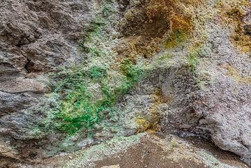 Green copper minerals (Photo: Tom Pfeiffer)