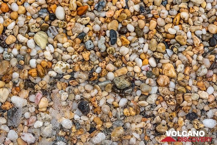 Coarse-grained sand and small pebbles close-up (Photo: Tom Pfeiffer)