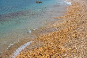 Near the beach, on calm days, one can find small hot sources at the sea floor. (Photo: Tom Pfeiffer)