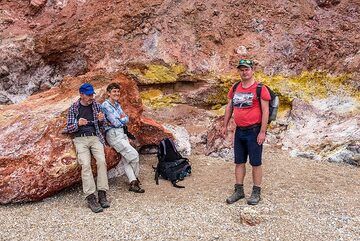 While others enjoy the water and beach as such, the "geologist group" is still discussing effects of hydrothermal and fumarolic alteration. (Photo: Tom Pfeiffer)
