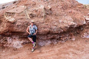 Remnants of Roman amphorae embedded in thick lahar deposits dated to approx. 100-200 AD. (Photo: Tom Pfeiffer)