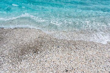 The white beach emphasizes the greenish blue of the crystal-clear water. (Photo: Tom Pfeiffer)