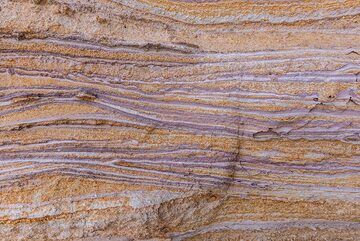 Beautiful hydrothermal alteration has left its drawings here. (Photo: Tom Pfeiffer)