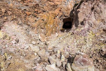 Kaolin, das sich durch fumarolische und hydrothermale Umwandlung gebildet hatte, wurde aus einer kleinen Mine am Lavadom von Kalamo abgebaut. (Photo: Tom Pfeiffer)