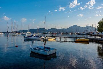 Fishing boats and sailing yachts (Photo: Tom Pfeiffer)