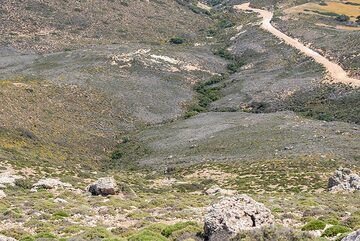 Trail leading up to Profitis Ilias (Photo: Tom Pfeiffer)