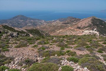 Blick vom Gipfel auf den westlichen Teil von Milos, wo es keine Dörfer und fast keine Straßen gibt. (Photo: Tom Pfeiffer)