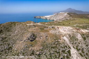 Blick auf den Lavadom von Kalamos mit seinen Fumarolen. (Photo: Tobias Schorr)