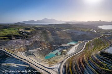 The mining pit of Ageria on Milos island.  (Photo: Tobias Schorr)