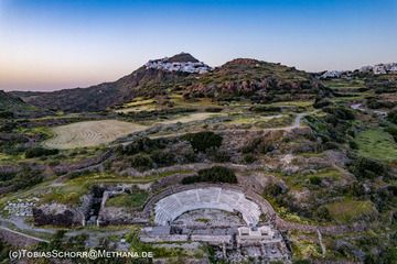 Das antike Theater von Milos und im Hintergrund das Dorf Plaka. (Photo: Tobias Schorr)