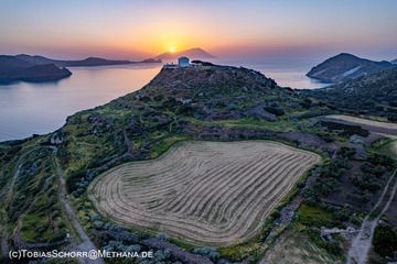 Sunset over the small lavadome of Prophitis Ilias at the archaeological excavations. (Photo: Tobias Schorr)