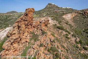 The red volcanic rocks of Fourkovouni near Plaka village. (Photo: Tobias Schorr)