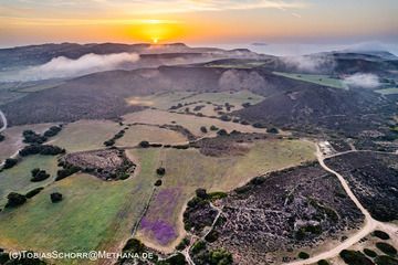 Lever de soleil sur la caldeira de Tsingrado avec ses cratères. (Photo: Tobias Schorr)