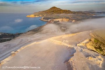 Eine weitere Perlitmine in Fyriplaka, die die einzigartige Vulkanlandschaft der Insel Milos zerstört. (Photo: Tobias Schorr)