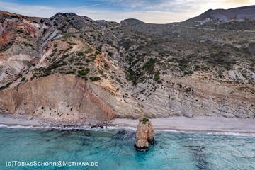 The famous beach and coast of Fyriplaka on Milos island. (Photo: Tobias Schorr)