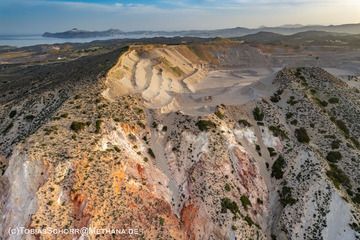 Die Perlitmine schneidet in die Fyriplaka-Landschaft ein. (Photo: Tobias Schorr)