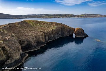 The famous Glaronisia rock island, built of basaltic columns. (Photo: Tobias Schorr)