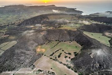 Sunrise over the craters of the Tsingrado caldera on Milos island. (Photo: Tobias Schorr)