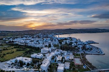 Sunrise over Adamas town on Milos island. (Photo: Tobias Schorr)