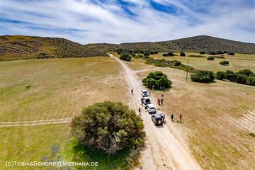 The Jeeps of our group in the center of the Tsingrado volcanic caldera on Milos island. (Photo: Tobias Schorr)