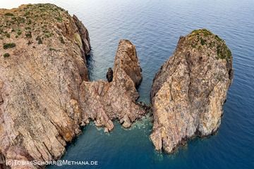 The volcanic rocks of Cape Vani. (Photo: Tobias Schorr)