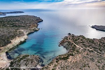 The Kalogria bay on western Milos island. (Photo: Tobias Schorr)