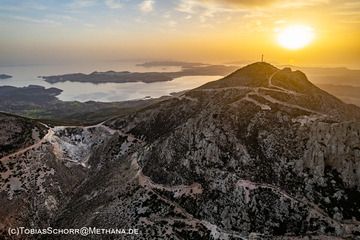 Sunrise over the huge lavadome Profitis Ilias which is dominating the landscape of western Milos island. (Photo: Tobias Schorr)