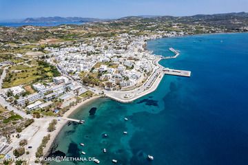 The harbour town Adamas is the arriving point of the most visitors of Milos island. (Photo: Tobias Schorr)