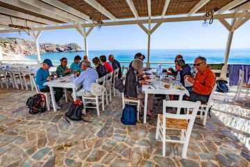 A nice lunch at the Paliochori beach with the Swiss group. (Photo: Tobias Schorr)