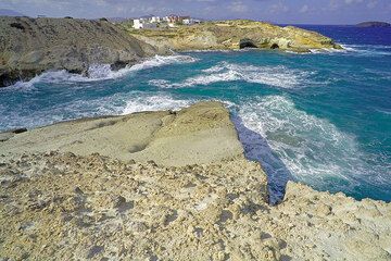 Pumice on the surface of the hardened ash layers at the rugged shoreline near Filakopi (Photo: Tom Pfeiffer)