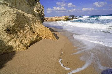 Plage de sable doré près de Firiplaka (Photo: Tom Pfeiffer)