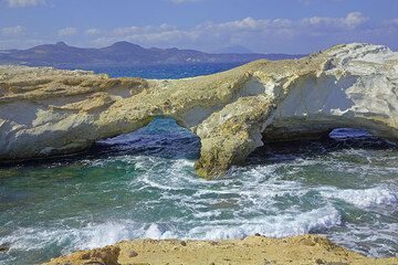 La erosión en los acantilados blancos ha creado arcos naturales sobre el agua. (Photo: Tom Pfeiffer)