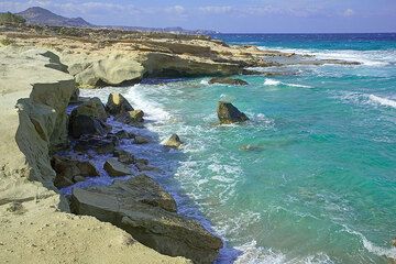 Falaises blanches formées par des couches de cendres autrefois sous-marines à Sarakiniko (Photo: Tom Pfeiffer)