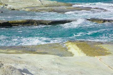 Flache polierte Aschenflächen bilden die Küstenlandschaft vor Sarakiniko  (Photo: Tom Pfeiffer)