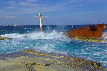 Shipwreck (Photo: Tom Pfeiffer)