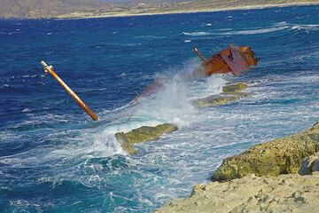 Shipwreck (Photo: Tom Pfeiffer)