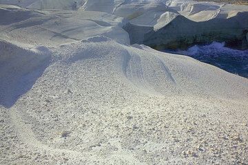 Schöne abstrakte gewschungene Formen in der Oberfläche der weißen Asche von Sarakiniko (Photo: Tom Pfeiffer)