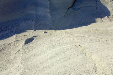 Delicate layering in the ash deposit and small-scale faults (Photo: Tom Pfeiffer)