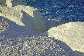 Weiße Aschenformationen an der Küste von Sarakiniko (Photo: Tom Pfeiffer)