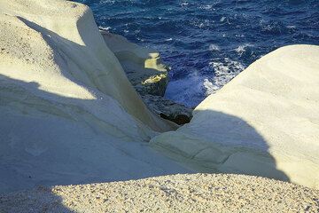 White cliffs at Sarakiniko (Photo: Tom Pfeiffer)