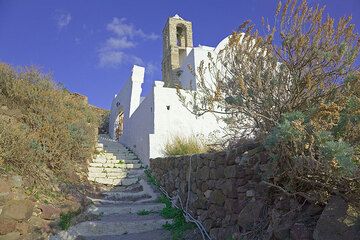 Church at the castro of Plaka (Photo: Tom Pfeiffer)