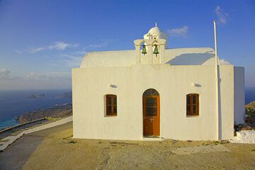 Small chapel on top of the ancient castro of Plaka (Photo: Tom Pfeiffer)