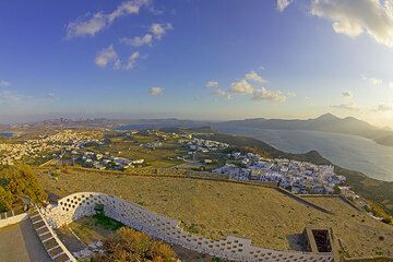Panoramic view from the castle over Plaka village and the Bay of Milos. (Photo: Tom Pfeiffer)