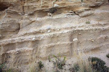 Tuff layers (Photo: Tom Pfeiffer)