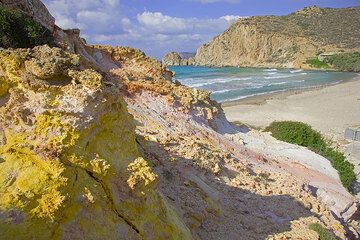 Colorful, hydrothermally altered rocks near Platanos beach (Photo: Tom Pfeiffer)