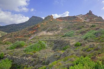 Hydrothermally altered rocks and abandoned stone terasses (Photo: Tom Pfeiffer)