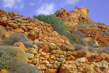 Red altered lava rocks (Photo: Tom Pfeiffer)