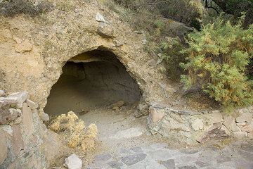 Antike Höhlen bei den Katakomben (Photo: Tom Pfeiffer)