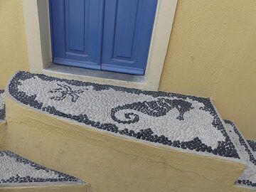 All over the island you find these handmade pebble mosaics, the work of the sadly deceased local artist Dinou (Photo: Ingrid Smet)